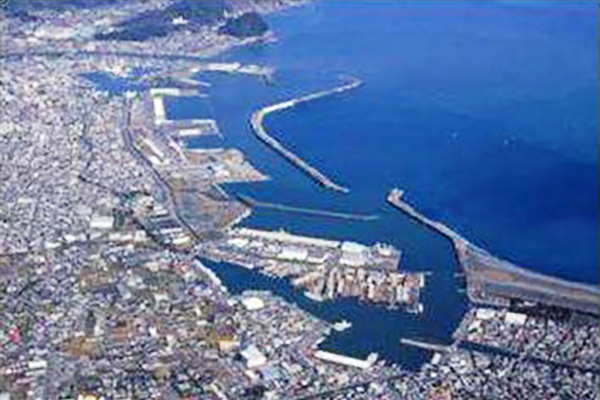 遠洋漁業の拠点として全国的に利用される漁港（静岡県焼津漁港）