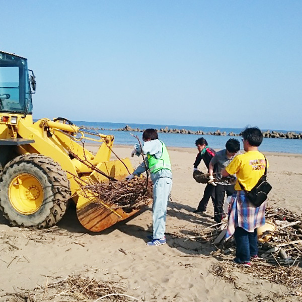 漁港建設業者による海浜清掃活動