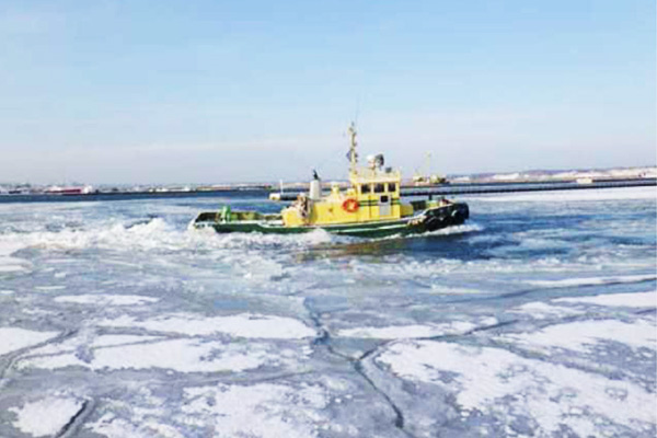 砕氷による漁船用航路の確保