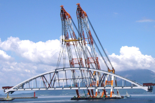 日本最大のクレーン船「海翔」（寄神建設㈱所有）